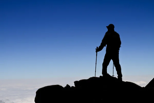 Wandelaar (backpacker) silhouet wandelen. — Stockfoto