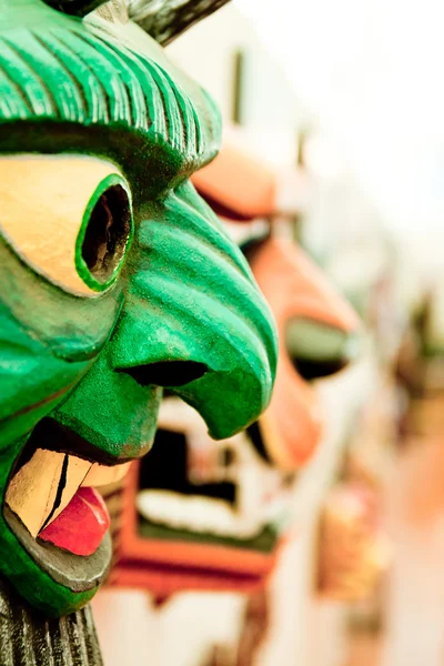 Máscara sudamericana de madera pintada de colores — Foto de Stock