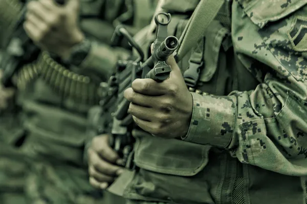 Genç askerlerin silahlı