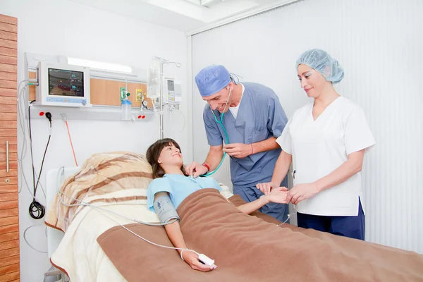 Lachende arts controleren pulse met verpleegster — Stockfoto
