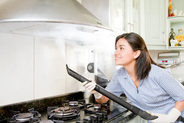 Giovane donna pulizia cucina — Foto Stock