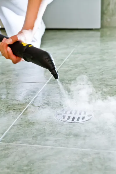 Washing bathroom with steam cleaner — Stock Photo, Image