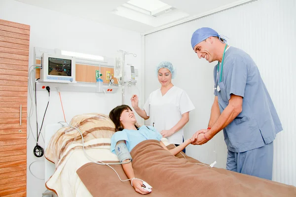 Doctor with female patient and nurse in a hospital — Stock Photo, Image