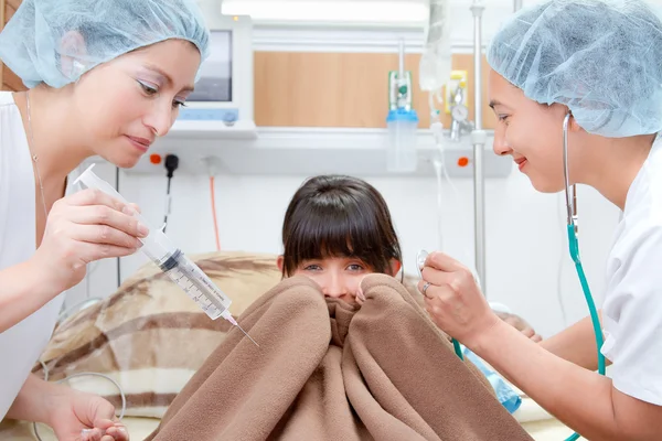 Sjuksköterskor och rädd patient på sjukhus — Stockfoto