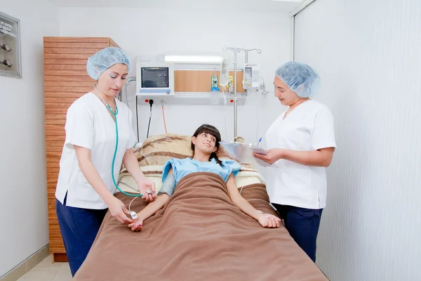 Doctor or nurse talking to patient in hospital — Stock Photo, Image