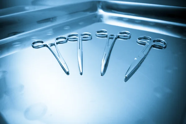 Хирургические инструменты черный и синий крупный план — стоковое фото