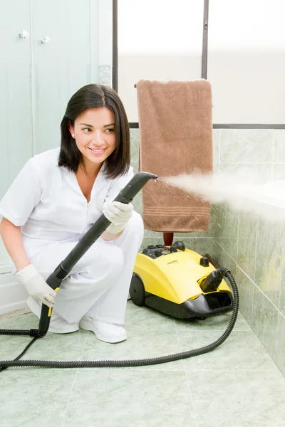 Vrouwen een venster 3 schoonmaken — Stockfoto