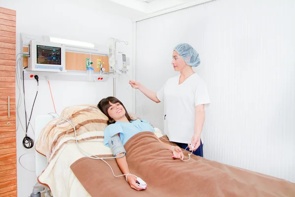 Врач или медсестра разговаривают с пациентом в больнице — стоковое фото