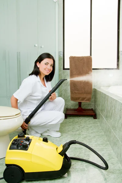 Professionele schoonmaakster schone badkamer — Stockfoto