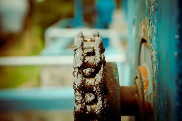 Eski bir mekanizma zinciri, sığ dop ile gelen dişli — Stok fotoğraf