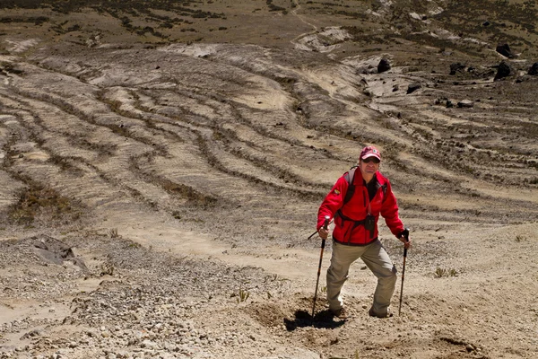 Adam bir dağ hiking — Stok fotoğraf