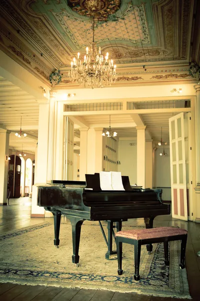 Grand piano in een oude vintage luxe interieur — Stockfoto