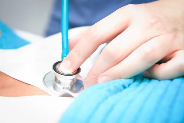 Médico cirujano sosteniendo su estetoscopio —  Fotos de Stock