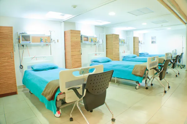 Yeni boş bir hastane odasında tam donanımlı iç