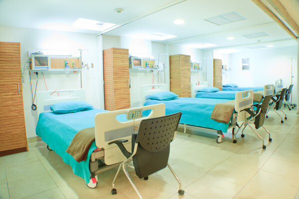 Интерьер новой пустой больничной палаты полностью оборудован
