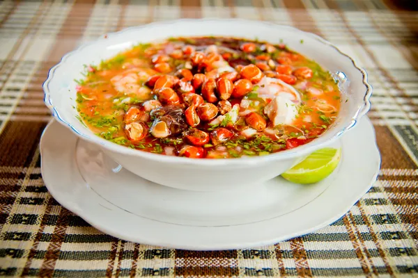 Ecuador voedsel: garnalen en vissen ceviche, rauwe vis — Stockfoto