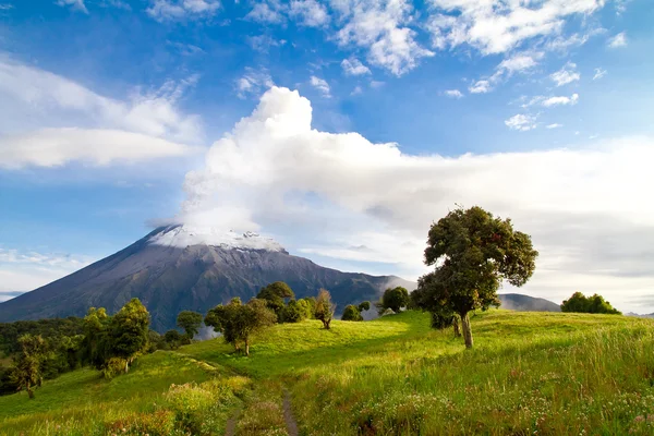 Tungurahua vulkanutbrottet, soluppgång, ecuador — Stockfoto