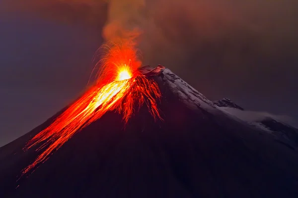 Utbrott av vulkan med smält lava — Stockfoto