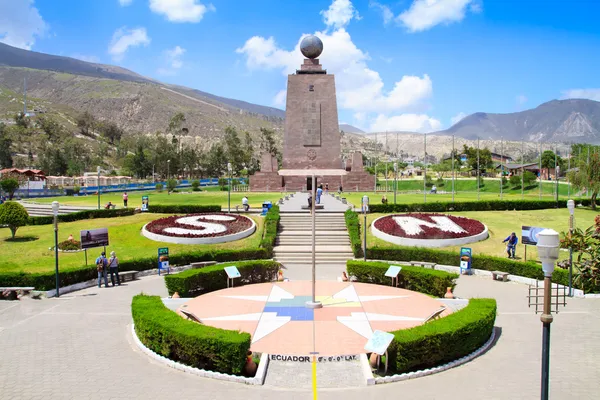 Μνημείο στη μέση της λήψης del mundo κοντά quito στον Ισημερινό· Εικόνα Αρχείου