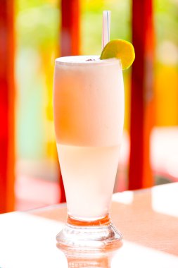 Pisco ekşi bir yüksek cam