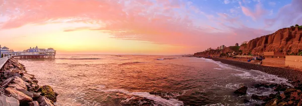 Lima, Peru, pôr do sol panorâmico da praia — Fotografia de Stock
