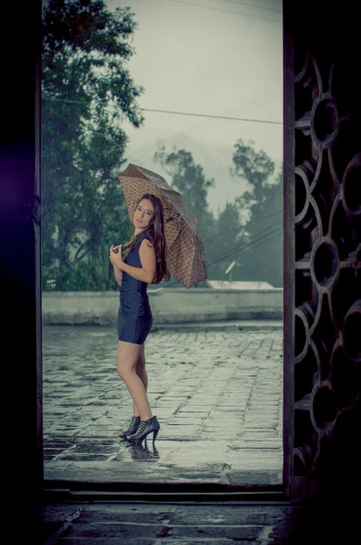 Femme avec parapluie sous la pluie — Photo