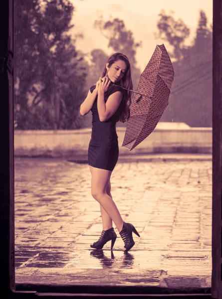 Donna con ombrello sotto la pioggia — Foto Stock