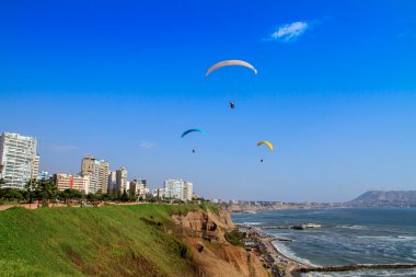 Lima, peru: yamaç paraşütü miraflores içinde.