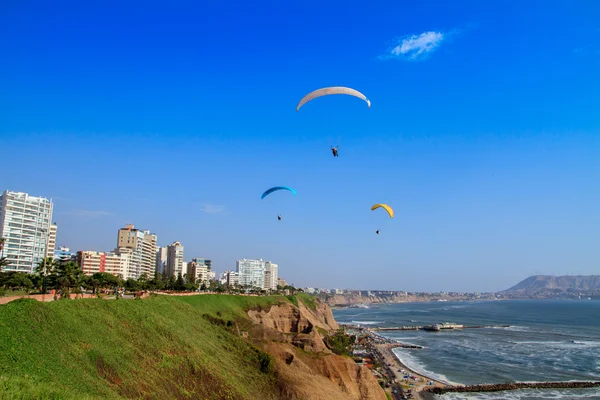 Lima, Peru: Gleitschirmfliegen in Miraflores. — Stockfoto