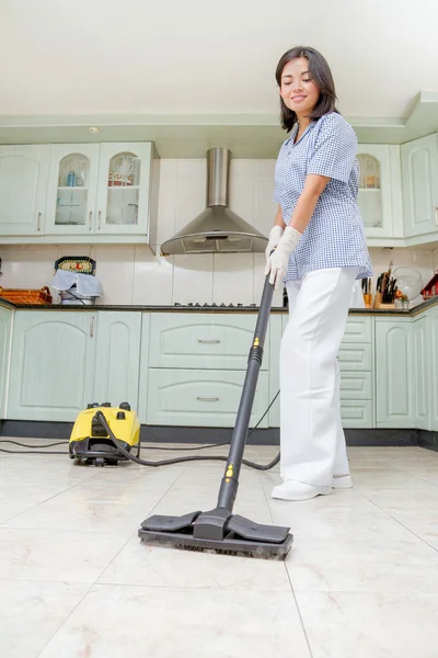 Gut aussehende Frau bei der Hausarbeit — Stockfoto