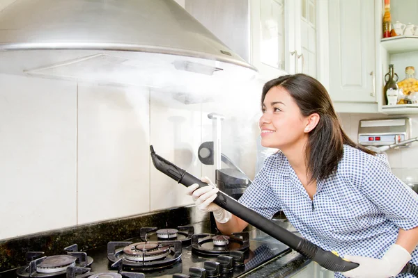 Sorridente giovane donna pulizia cucina — Foto Stock