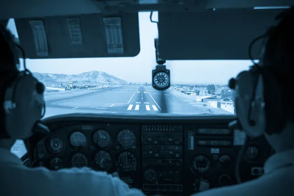 Pilots in the small plane cockpit landing — Stock Photo, Image