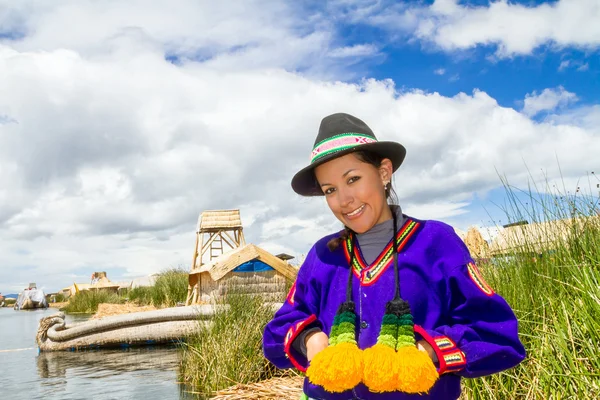 Kobieta w tradycyjnych miejscowych odzież, peru — Zdjęcie stockowe