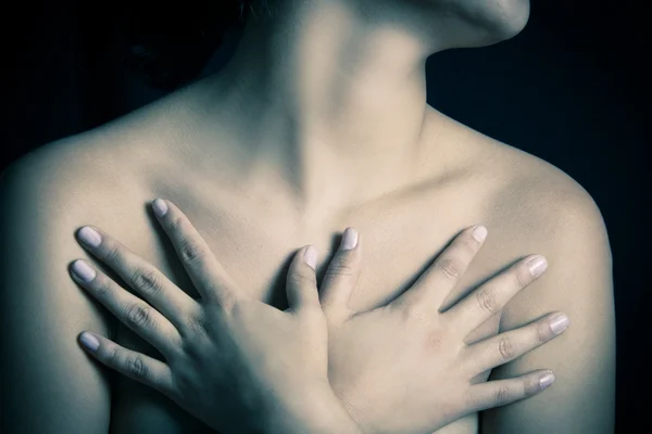 Zamknij się, ciało kobiety topless obejmujące piersi — Zdjęcie stockowe