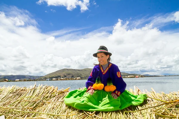 Niña en una isla flotante de Uros, Titicaca — Foto de Stock