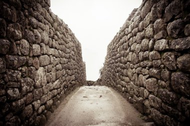 machu picchu, peru eski taş sokakta