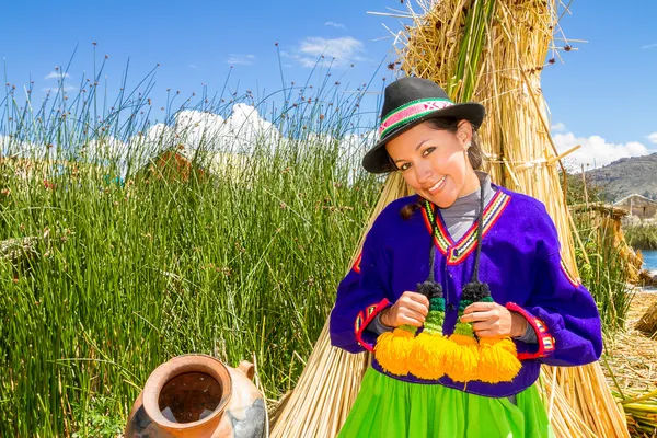 A latin nő a nemzeti ruhák. Peru. Dél-Amerika — Stock Fotó