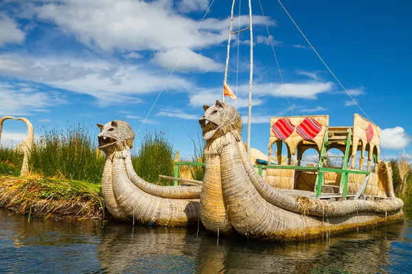 Las islas flotantes y turísticas del lago Titicaca — Foto de Stock