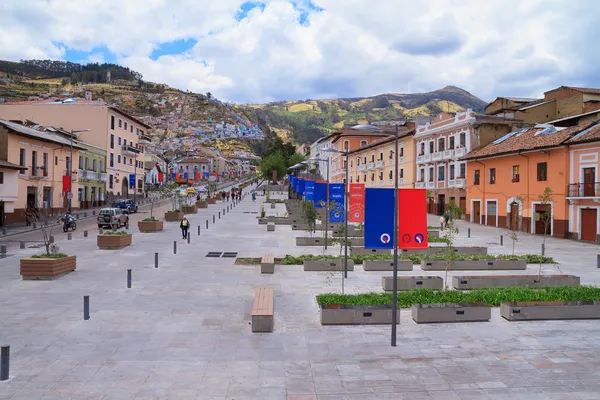 Ulice, staré město quito, Ekvádor, s městskou vlajkou — Stock fotografie