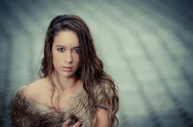 Kürklü güzel bir kadın.