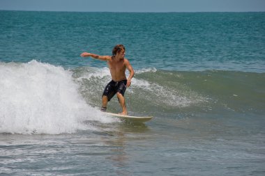 mancora, peru üzerinde gezinen