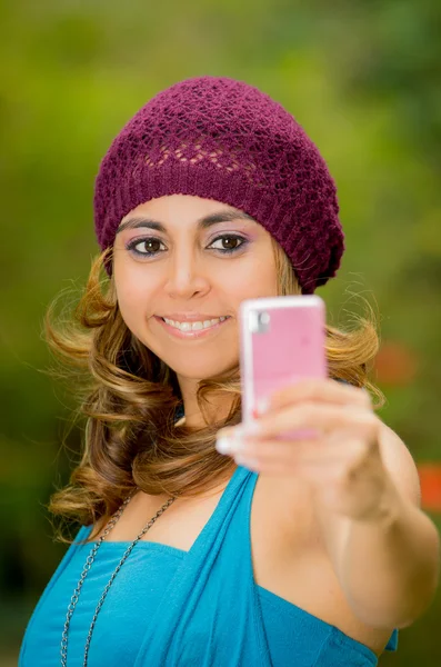 Mujer bonita tomando fotos desde su teléfono celular — Foto de Stock