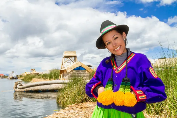 Indian woman in Peru at lake Titicaca — Stock Photo, Image