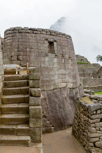 Ruines du temple Soleil dans la ville de Machu Picchu — Photo