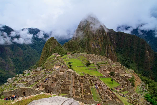 Touristen in der verlorenen Stadt Machu Picchu - Peru — Stockfoto