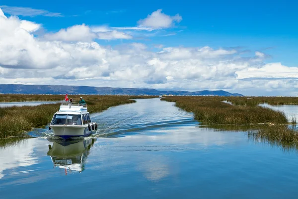 Perahu motor di danau — Stok Foto