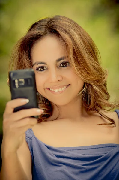 Mooie vrouw nemen foto van mobiele camera — Stockfoto