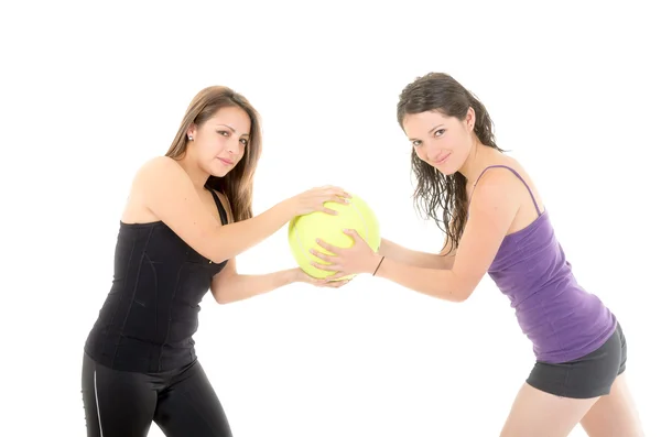 Mujeres felices tirando de una pelota — Foto de Stock
