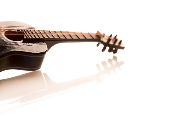 白い背景に隔離されたアコースティックギター — ストック写真