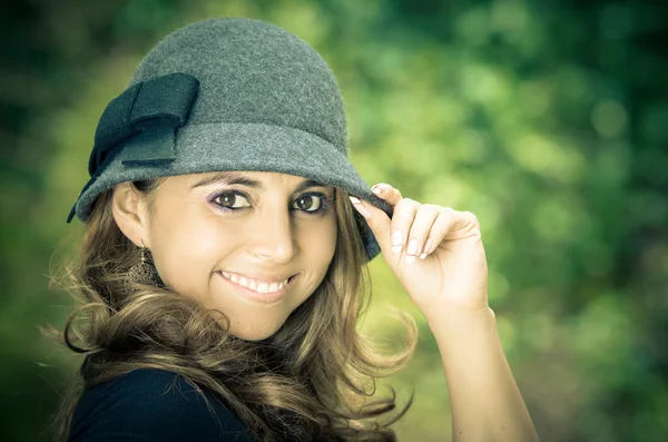 Schöne Frau mit Hut lächelnd — Stockfoto